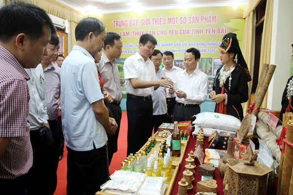 Các sản phẩm nông, lâm thủy sản của các địa phương và một số sản phẩm tiêu biểu của các doanh nghiệp được giới thiệu và trưng bày tại Hội thảo