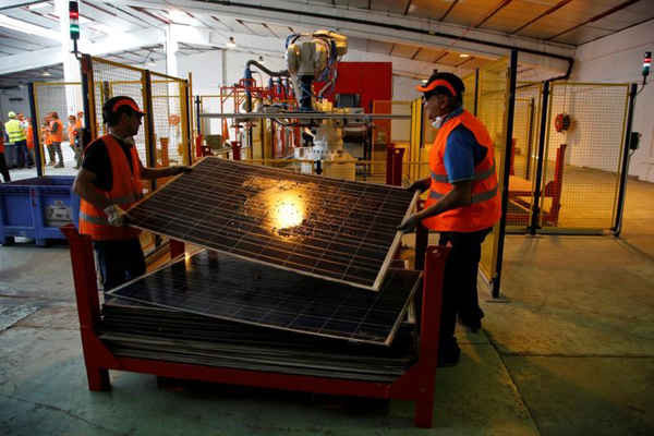 Nhân viên làm việc tại nhà máy tái chế tấm pin năng lượng mặt trời của Veolia ở Rousset, Pháp vào ngày 25/6/2018. Ảnh: Reuters / Jean-Paul Pelissier