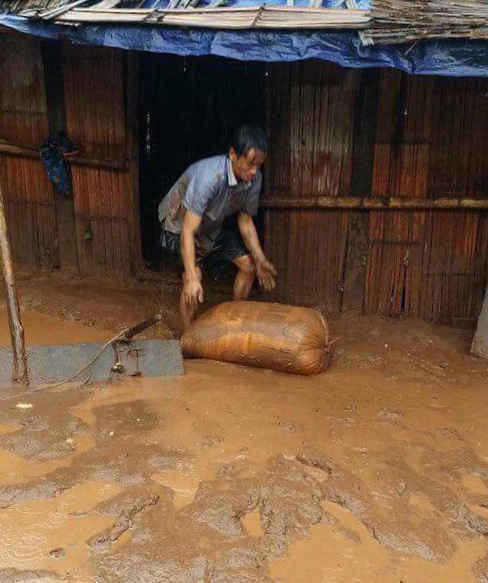 Nước dâng cao ngập tràn nhà dân tại huyện Mường Nhé