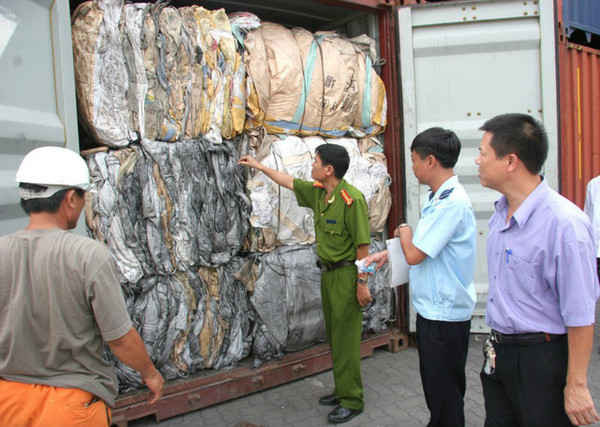 Lực lượng Cảnh sát môi trường phối hợp với Hải quan phát hiện và xử lý các trường hợp nhập rác thải tại Cảng Ảnh MH
