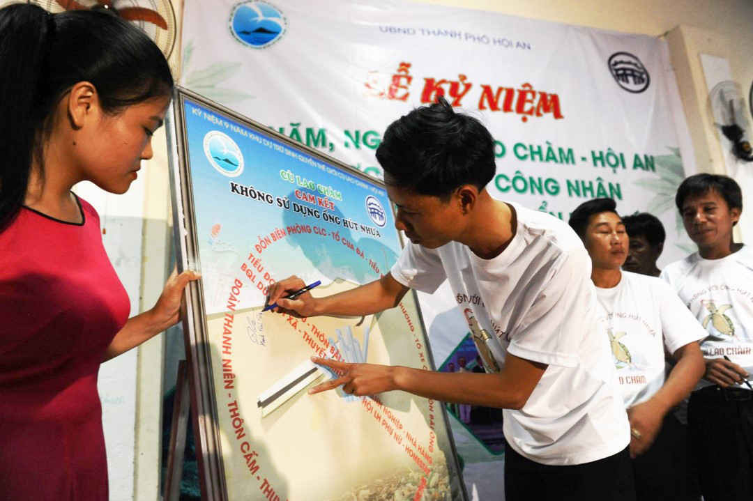 Người dân Cù Lao Chàm (Hội An, Quảng Nam) ký cam kết nói không với ống hút nhựa