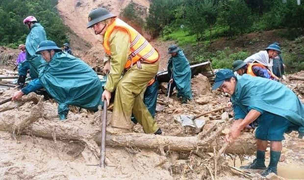 Cán bộ, chiến sĩ LLVT tỉnh Lai Châu khắc phục hậu quả mưa lũ ​