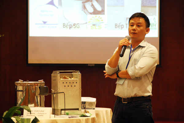 Ông Nguyễn Hữu Ninh – Trưởng đại diện tổ chức GRET đánh giá những ưu, nhược điểm của bếp cải tiến 3G (ngoài cùng bên trái) và bếp cải tiến T16