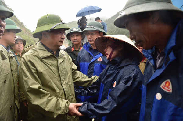 Phó Thủ tướng Trịnh Đình Dũng thăm hỏi, động viên các gia đình nạn nhân của mưa lũ - Ảnh: Chinhphu.vn 