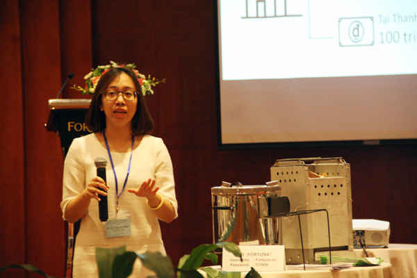 Bà Lê Gia Thanh Trúc – cán bộ dự án về năng lượng của GRET trình bày nghiên cứu khả năng phổ biến bếp đun cải tiến tại vùng nông thôn miền núi Việt Nam
