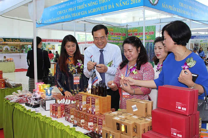 4. Ông Vũ Văn Minh thăm các gian hàng tại Hội chợ