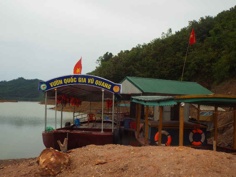 Các thuyền và bè nổi tại khu vực lòng hồ để phục vụ du khác