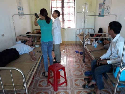 Nhiều người dân xã Ngọc Sơn phải đến Trạm y tế xã để sơ cứu, truyền nước do bị nôn mửa, suy hô hấp