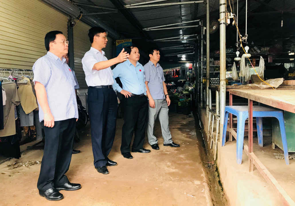 2. Chủ tịch UBND tỉnh Mùa A Sơn kiểm tra khu vực xây dựng chợ tạm trung tâm xã Nà Hỳ.