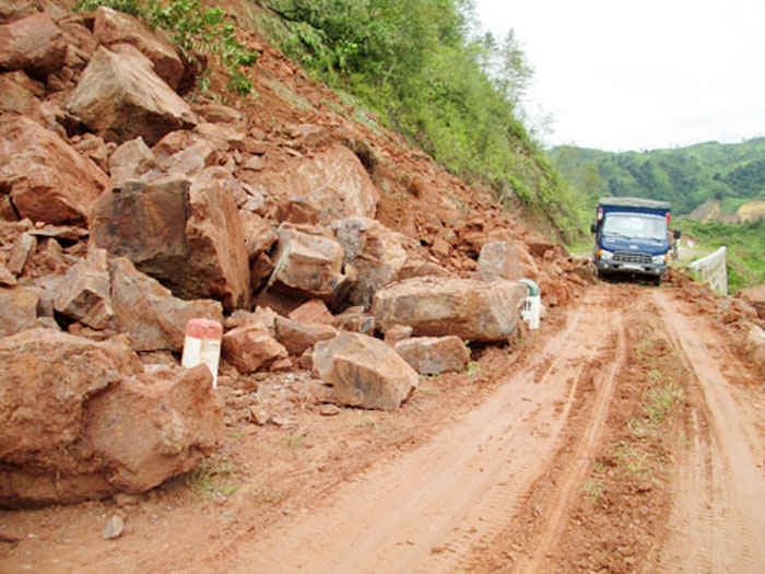 trượt lở đất đá làm ảnh hưởng kinh tế và đe dọa cuộc sống của người dân