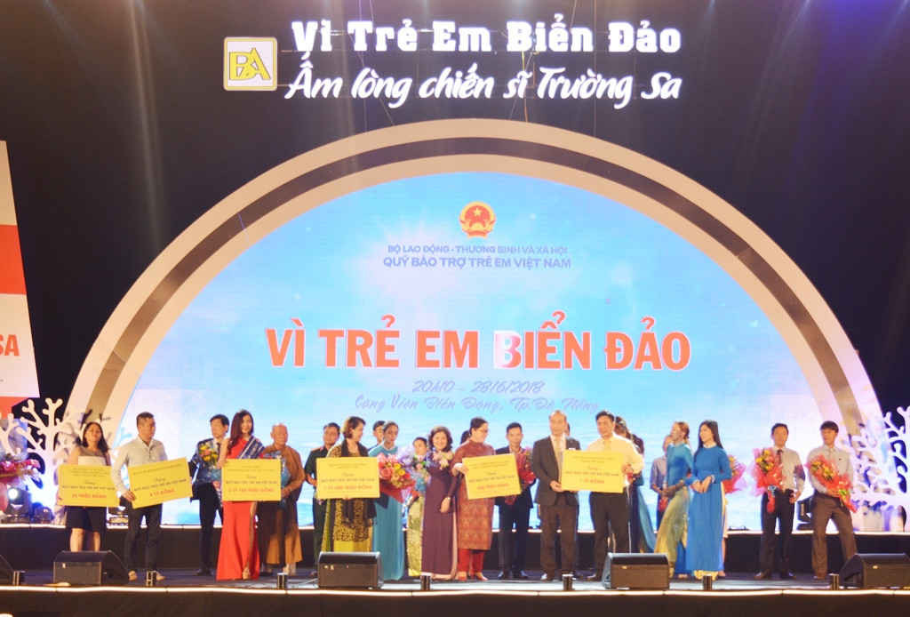 Phó Chủ tịch nước Đặng Thị Ngọc Thịnh cùng các đại biểu tặng học bổng đến con các cán bộ, chiến sĩ, ngư dân 