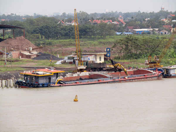 Khu vực cầu cảng xây dựng trái phép của Công ty gạch Đại Hoàng vẫn hoạt động nhộn nhịp