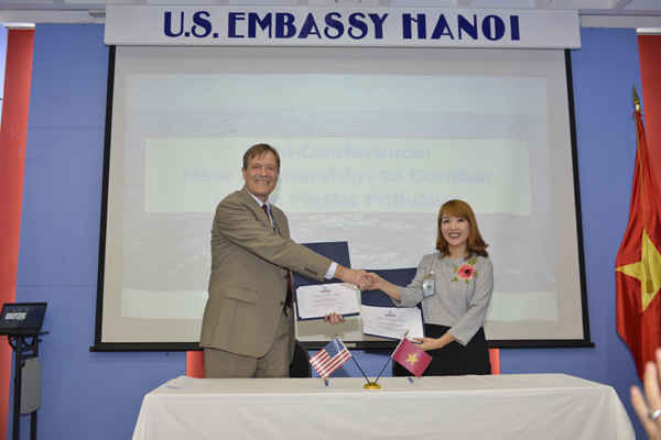 Giám đốc Cơ quan phát triển quốc tế Hoa Kỳ (USAID) tại Việt Nam Michael Greene công bố hai khoản tài trợ mới theo Chương trình Tái chế Rác thải Đô thị (MWRP) của USAID. Trung tâm nghiên cứu Bảo tồn Sinh vật biển và Phát triển cộng đồng (MCD Vietnam)