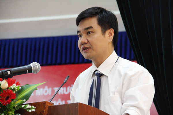 ThS. Nguyễn Văn Hưởng – Trưởng phòng Công tác sinh viên công bố Quyết định khen thưởng