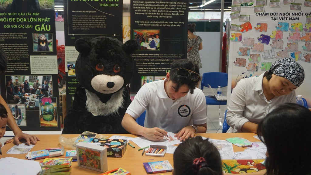 Ngôi sao Thái Lan tham gia tô tranh bảo vệ gấu tại triển lãm 