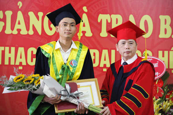 PGS.TS Nguyễn Ngọc Thanh – Hiệu trưởng trường Đại học TN&MT Hà Nội đã trao Bằng cho học viên cao học 2A và trao bằng tốt nghiệp, giấy khen cho tân kỹ sư, tân cử nhân danh hiệu Thủ khoa khóa học, SV loại xuất sắc, giỏi