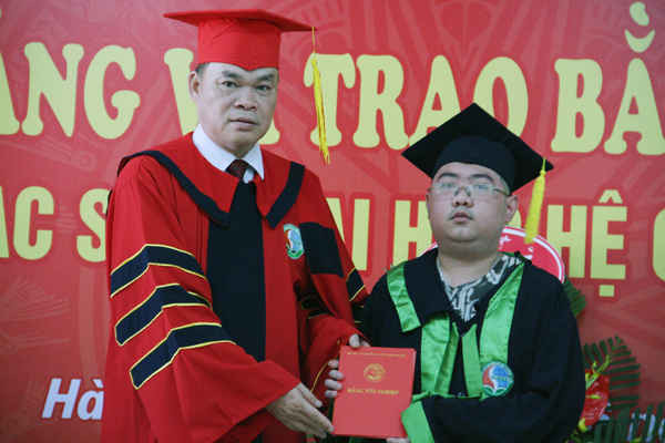 PGS.TS, NGƯT Trần Duy Kiều - Phó Hiệu trưởng Nhà trường trao bằng tốt nghiệp cho tân kỹ sư, tân cử nhân