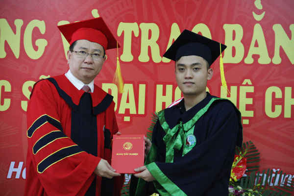 PGS.TS Hoàng Anh Huy - Phó Hiệu trưởng Nhà trường trao bằng tốt nghiệp cho tân kỹ sư, tân cử nhân