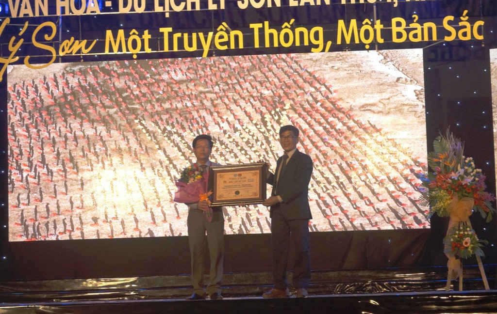 UBND huyện Lý Sơn đón nhận Bằng di tích cấp tỉnh Thắng cảnh Đảo Bé, xã An Bình