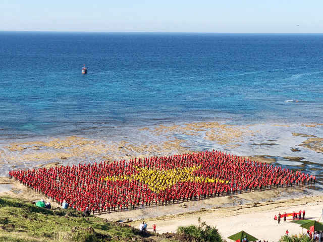 Hơn 3000 người xác lập Kỷ lục Việt Nam- Số lượng người tạo hình lá cờ Tổ Quốc và hát Quốc ca đông nhất trên biển tại Hang Câu
