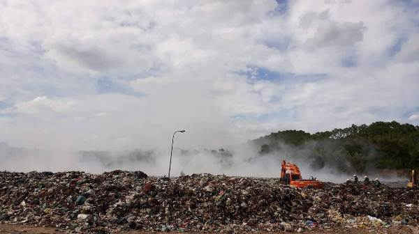 Bãi rác Ngọc Sơn bốc cháy gần 1 tuần mới bị khống chế