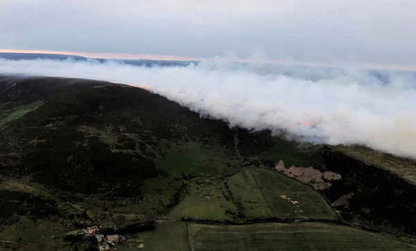 Toàn cảnh trên không về ngọn lửa ở cánh đồng hoang Saddleworth, phía Tây Bắc nước Anh. Cư dân được yêu cầu sơ tán khi ngọn lửa lan qua cánh đồng giữa Dovestone và Buckton Vale ở Stalybridge, Greater Manchester. Ảnh: NPAS / HANDOUT / EPA