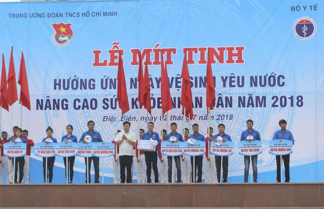 10 đội thanh niên xung kích “Giữ gìn vệ sinh môi trường, phòng chống dịch bệnh” 