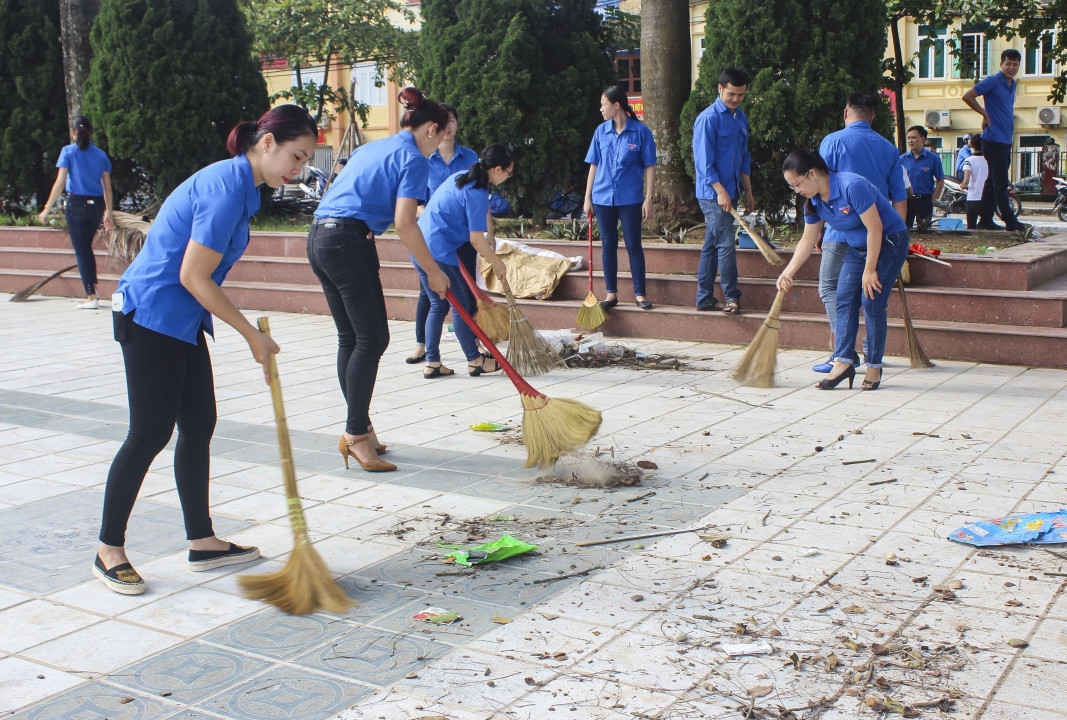 đoàn viên, thanh niên và nhân dân tỉnh Điện Biên dọn vệ sinh môi trường, xóa các điểm đen về rác thải