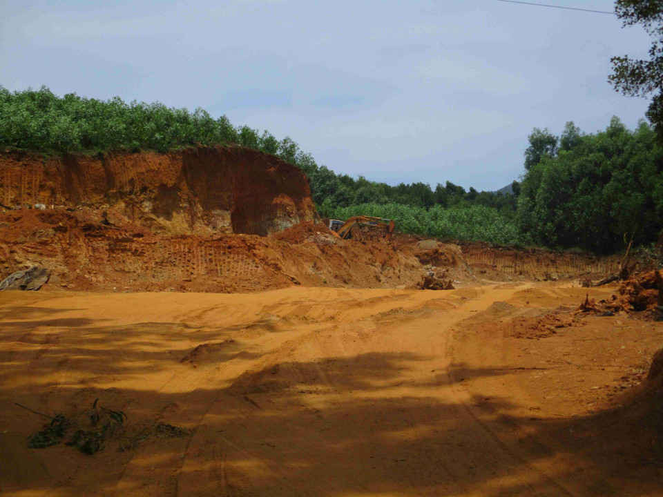 Mỏ đất sau nhà một người dân ở QL1A, thôn Chánh Thuận, xã Mỹ Trinh hoạt động trong thời gian qua