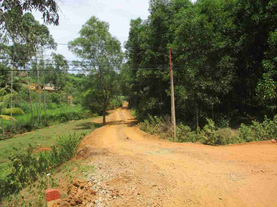 Đường vào mỏ đất thôn Chánh Thuận, xã Mỹ Trinh cách mặt đường QL1A vài chục mét