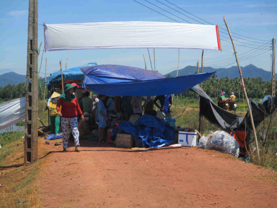 Dân dựng lều bạt phản đối dự án Nhà máy điện mặt trời đầm Trà Ổ