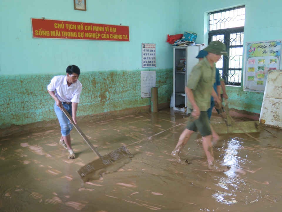 Giúp người dân tỉnh Điện Biên vệ sinh môi trường sau lũ