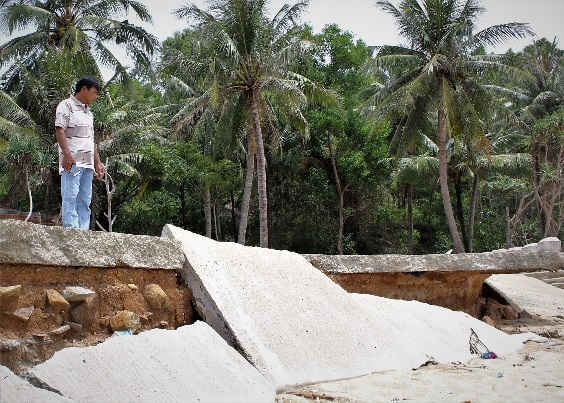 Người dân thôn Thạnh Đức 1 lo lắng việc bờ kè biển bị hư hỏng nghiêm trọng