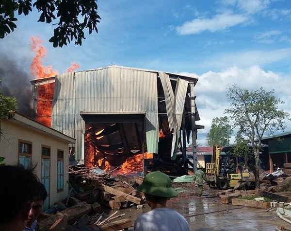 Một vụ cháy kho gỗ thiêu rụi 200m3 vừa xảy ra trên địa bàn Quảng Bình