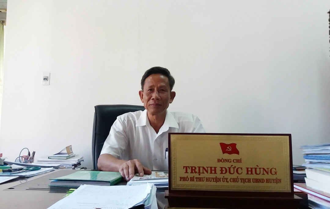 Ông Trịnh Đức Hùng- Chủ tịch UBND huyện Phong Điền cho hay sẽ bắt dừng hoạt động đối với các bãi tập kết cát vi phạm