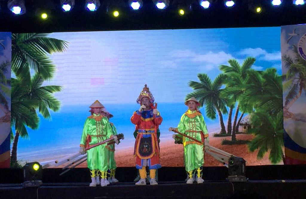 Một tiết mục biểu diễn trong lễ khai mạc mang đậm bản sắc văn hóa truyền thống của ngư dân vùng biển Điện Bàn