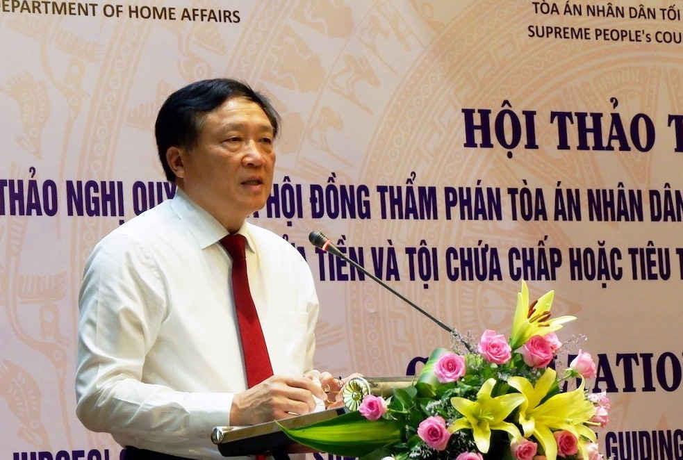 Ông Nguyễn Hoà Bình- Bí thư Trung ương Đảng, Chánh án Toà án nhân dân Tối cao phát biểu tại hội nghị