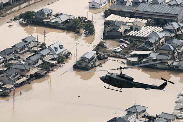 Trực thăng bay qua thị trấn Mabi bị ngập lụt do mưa lớn ở Kurashiki, Okayama, Nhật Bản vào ngày 9/7/2018. Ảnh: Kyodo