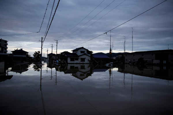 Những ngôi nhà ngập nước trong một khu vực bị ngập lụt ở thị trấn Mabi ở Kurashiki, Okayama, Nhật Bản vào ngày 8/7/2018. Ảnh: Issei Kato