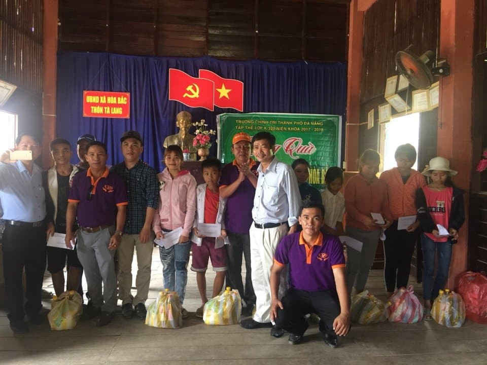 Giảng viên và học viên K32G Trường Chính trị thành phố Đà Nẵng tặng quà đến gia đình học sinh đồng bào Cơ tu ở thôn Tà Lang và Giàn Bí, xã Hòa Bắc, huyện Hòa Vang