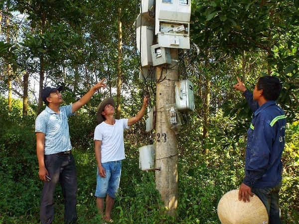 Nơi duy nhất có cột bê tông là cột điện “tổng” ở cạnh Trạm biến áp