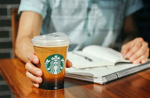 Starbuks đã và đang thiết kế, phát triển và sản xuất một loại nắp đậy riêng biệt có khe uống liền – vật dụng sẽ trở thành tiêu chuẩn cho tất cả các loại thức uống như cà phê đá, trà, espresso