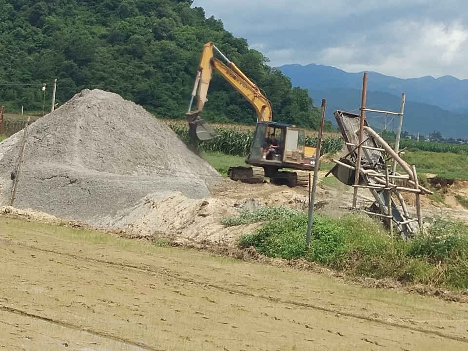 Điểm khai thác cát của ông Phạm Ngọc Quang diễn ra nhiều năm và nằm rất gần trụ sở UBND xã Pom Lót