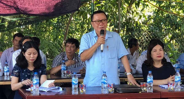 Ông Nguyễn Quốc Tân, PGĐ Sở TN-MT tỉnh Quảng Ngãi giải thích tại buổi đối thoại. 