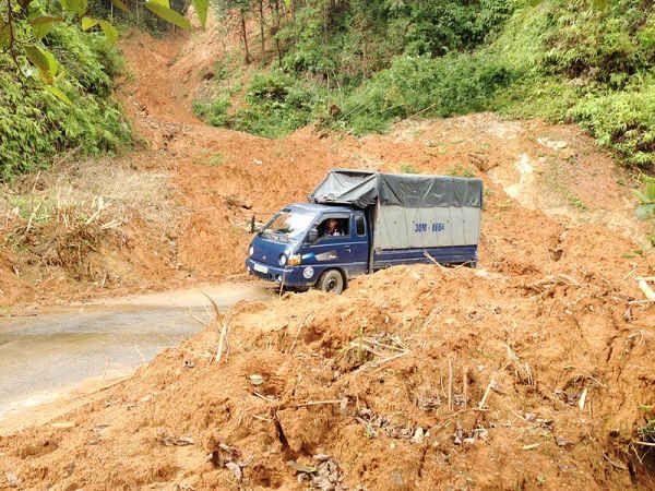 Trượt lở đất đá là một hiện tượng thiên tai ảnh hưởng nặng nề tới đời sống kinh tế của tỉnh Lào Cai trong những năm gần đây.