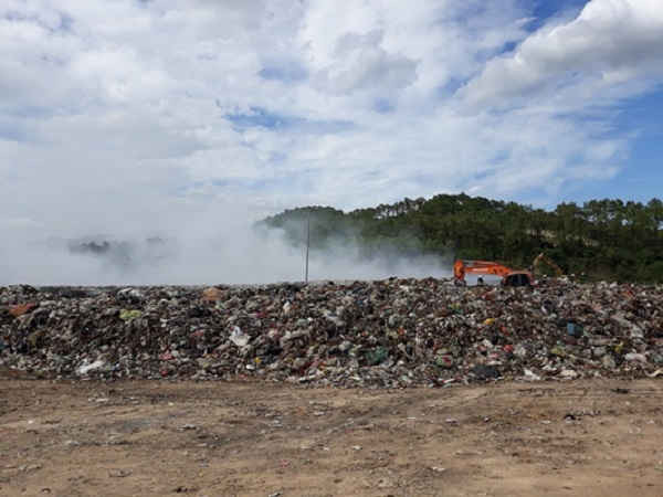 Bãi rác huyện Quỳnh Lưu đặt tại xã Ngọc Sơn gây ô nhiễm môi trường nhiều năm do quá tải