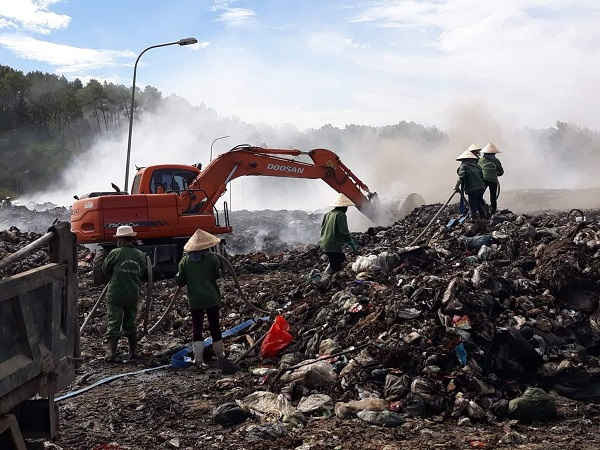 Bãi rác Ngọc Sơn (Quỳnh Lưu) và Đông Vinh (TP Vinh) bỗng dưng bốc cháy khiến dư luận nghi ngờ có người cố ý đốt để “tiêu hủy” rác