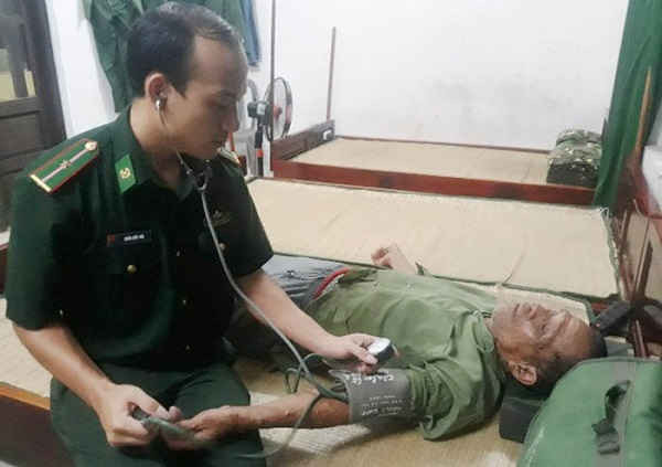 Bác sĩ quân ý đang chăm sóc sức khỏe cho các ngư dân gặp nạn