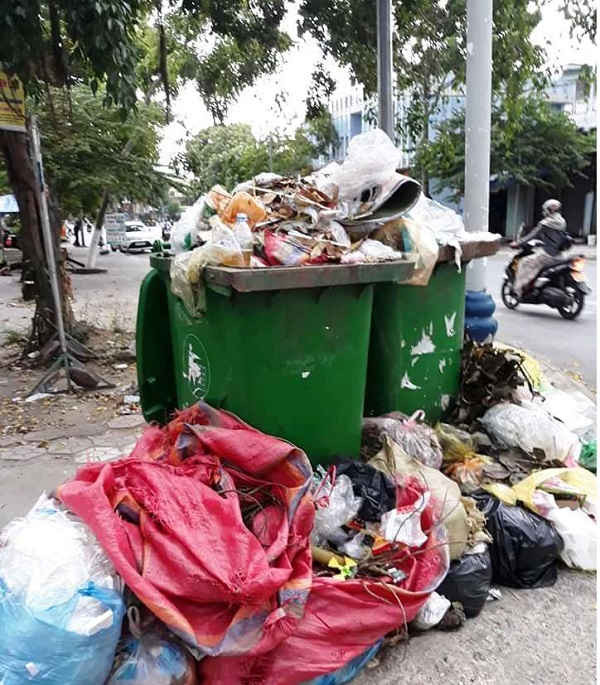 Rác thải sinh hoạt tràn ngập khắp các tuyến đường TP Quảng Ngãi gây ô nhiễm nghiêm trọng.