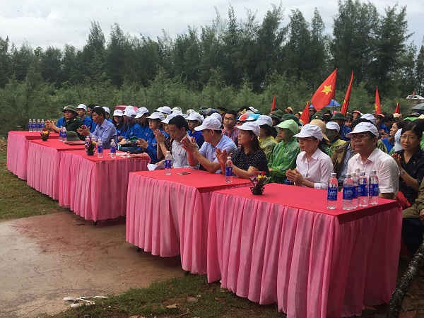 Các đại biểu cùng đông đảo người dân tham gia hưởng ứng tháng hành động vì môi trường và Tuần lễ biển và hải đảo Việt Nam.